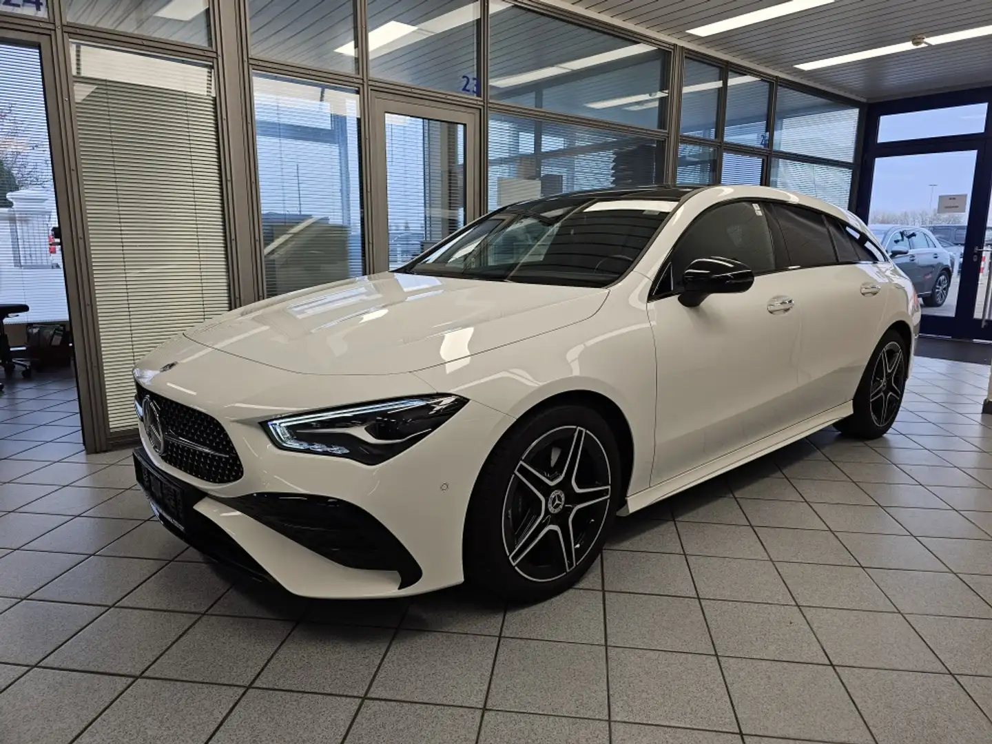 Mercedes-Benz CLA 200 AMG Line Pano-SD,Standhzg Weiß - 2