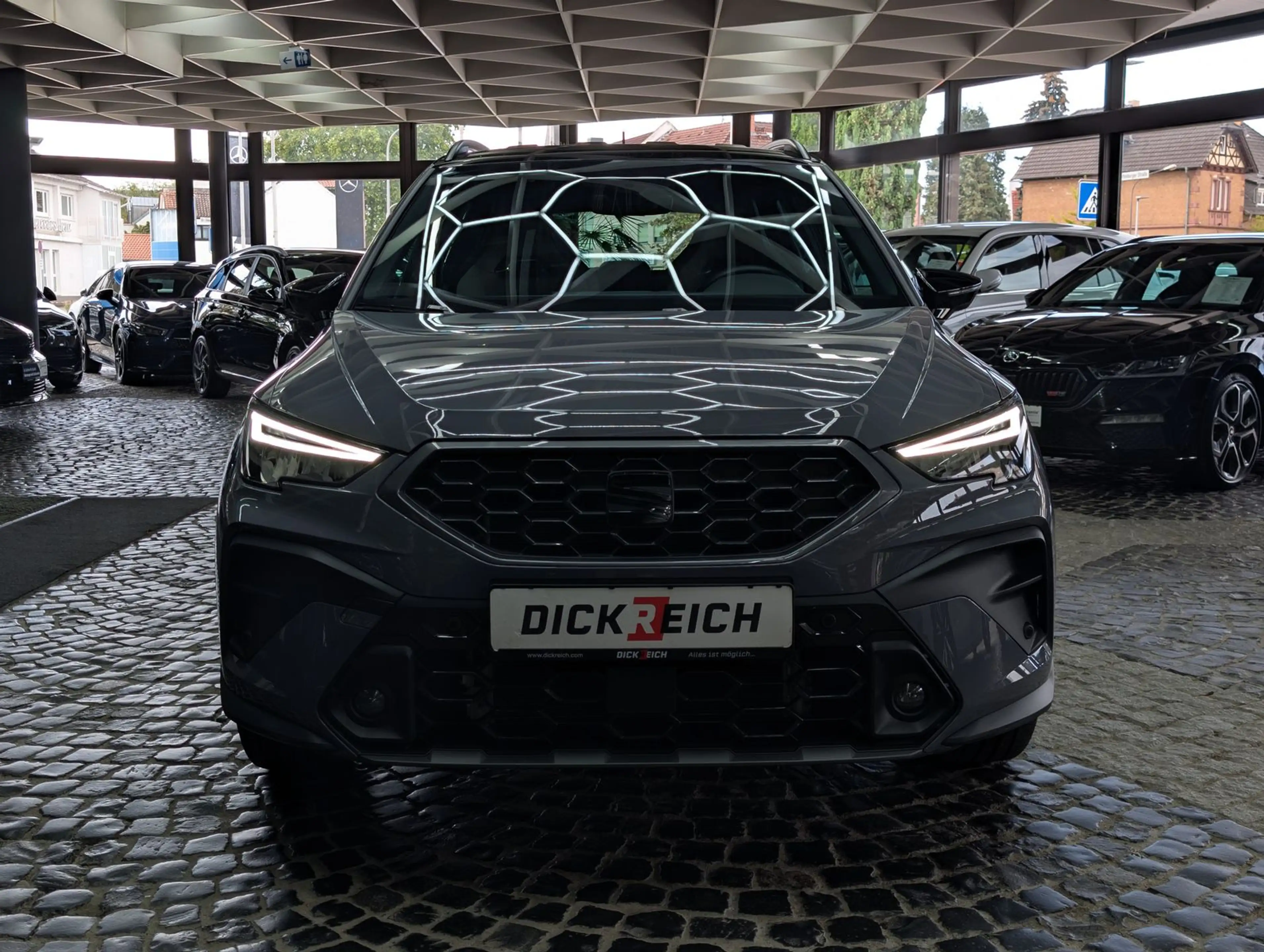SEAT Arona 1.5 TSI FR Black Edition ACC LED KAM AHK — photo 2