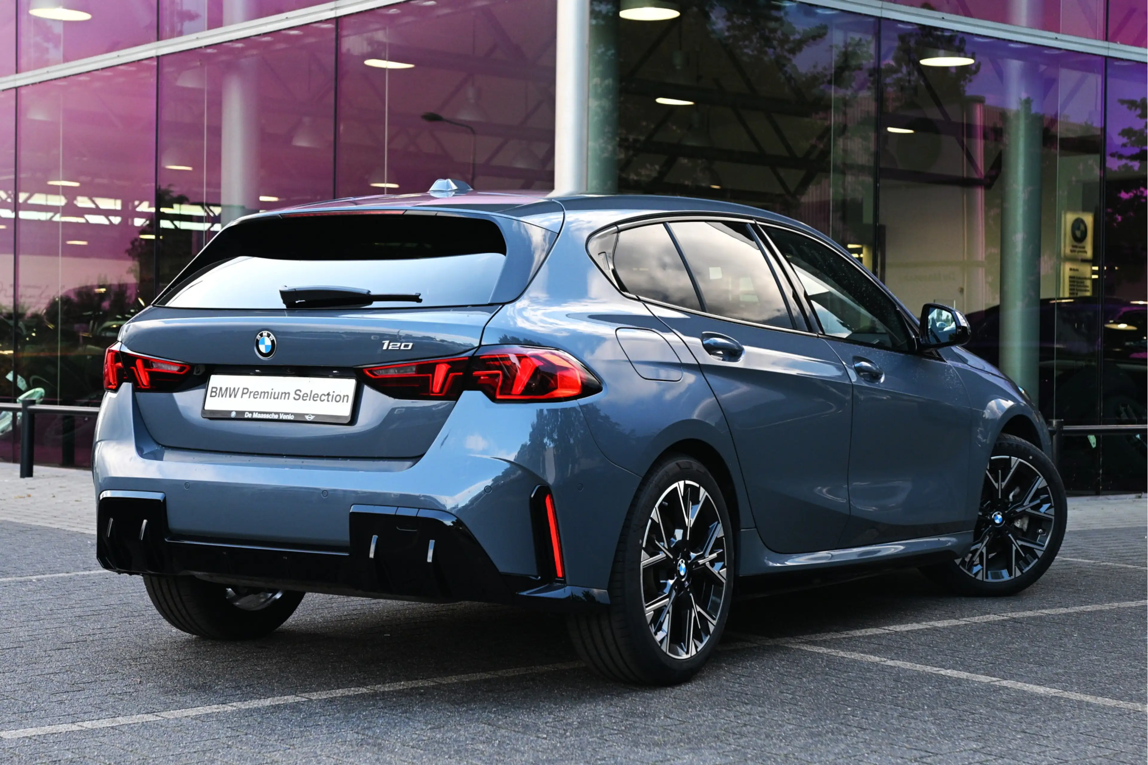 BMW 120 1 Serie M Sport Automaat / Sportstoelen / Achterui — photo 2