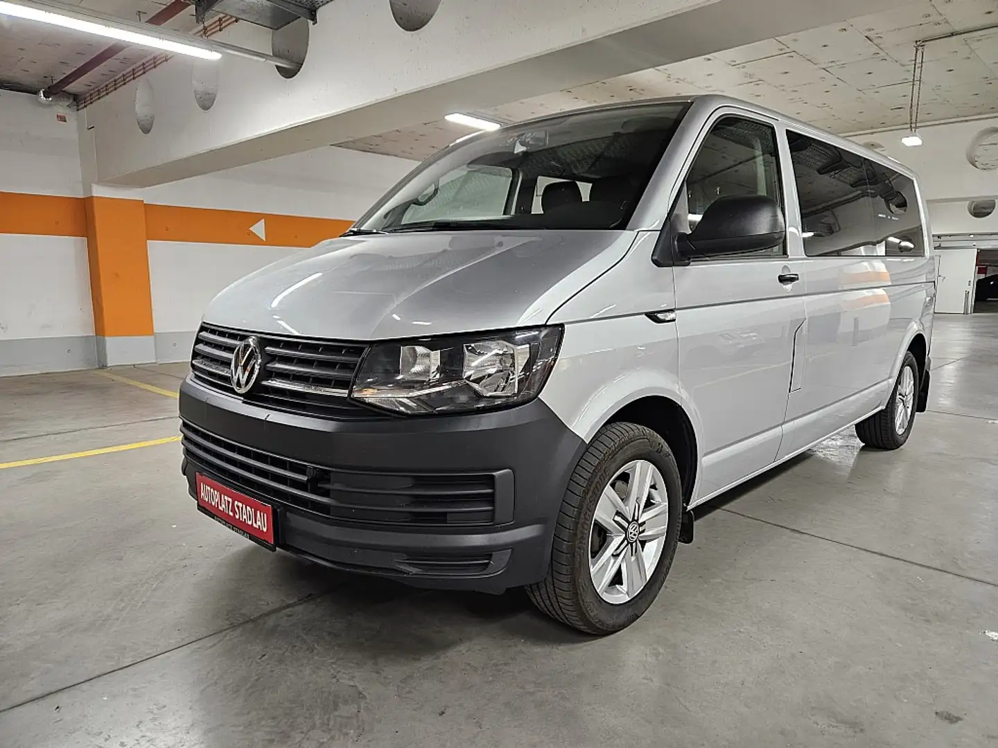 Volkswagen T6 Kombi KR 2,0 Entry TDI BMT Plateado - 1