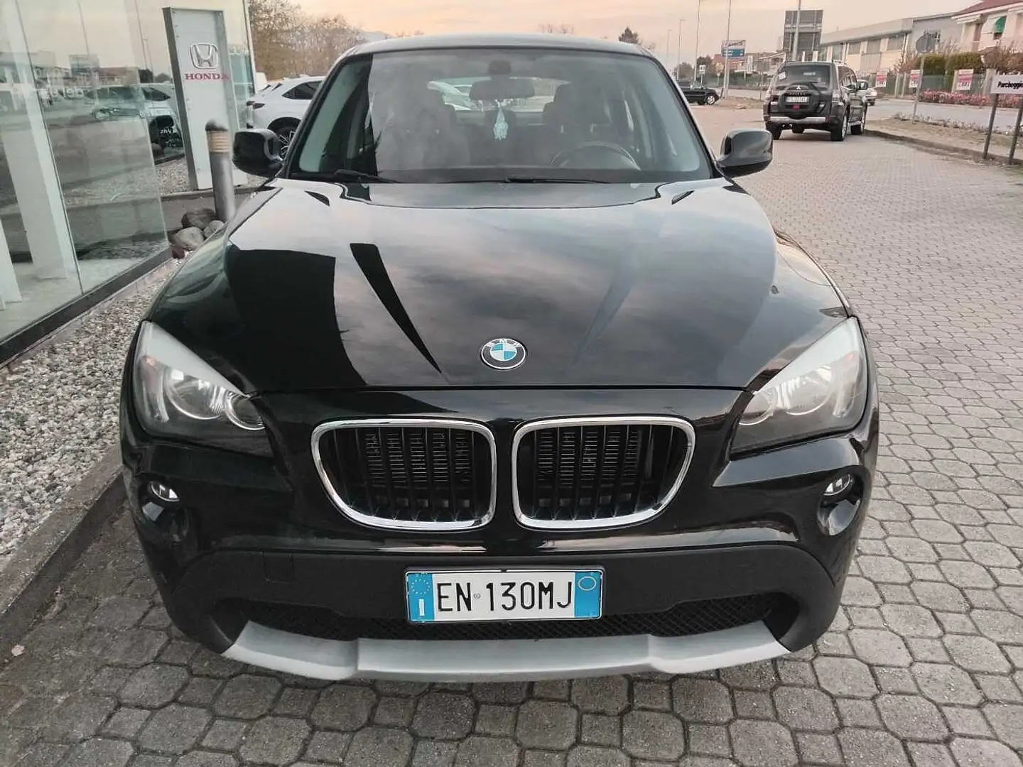 BMW X1 sDrive18d Noir - 1