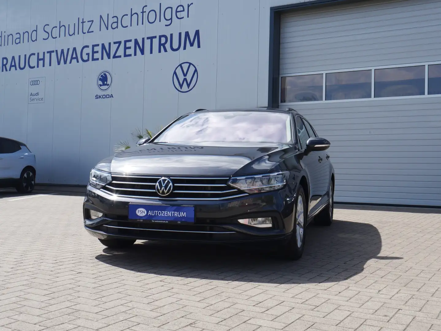 Volkswagen Passat Variant 2.0 TDI Business DSG AHK NAVI ACC SITZHZG FSH LED Grau - 2