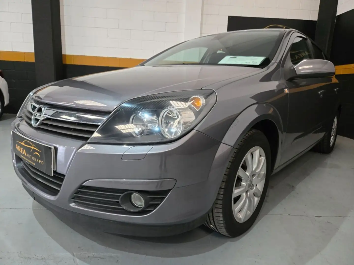 Opel Astra 1.9CDTi Elegance Grau - 1