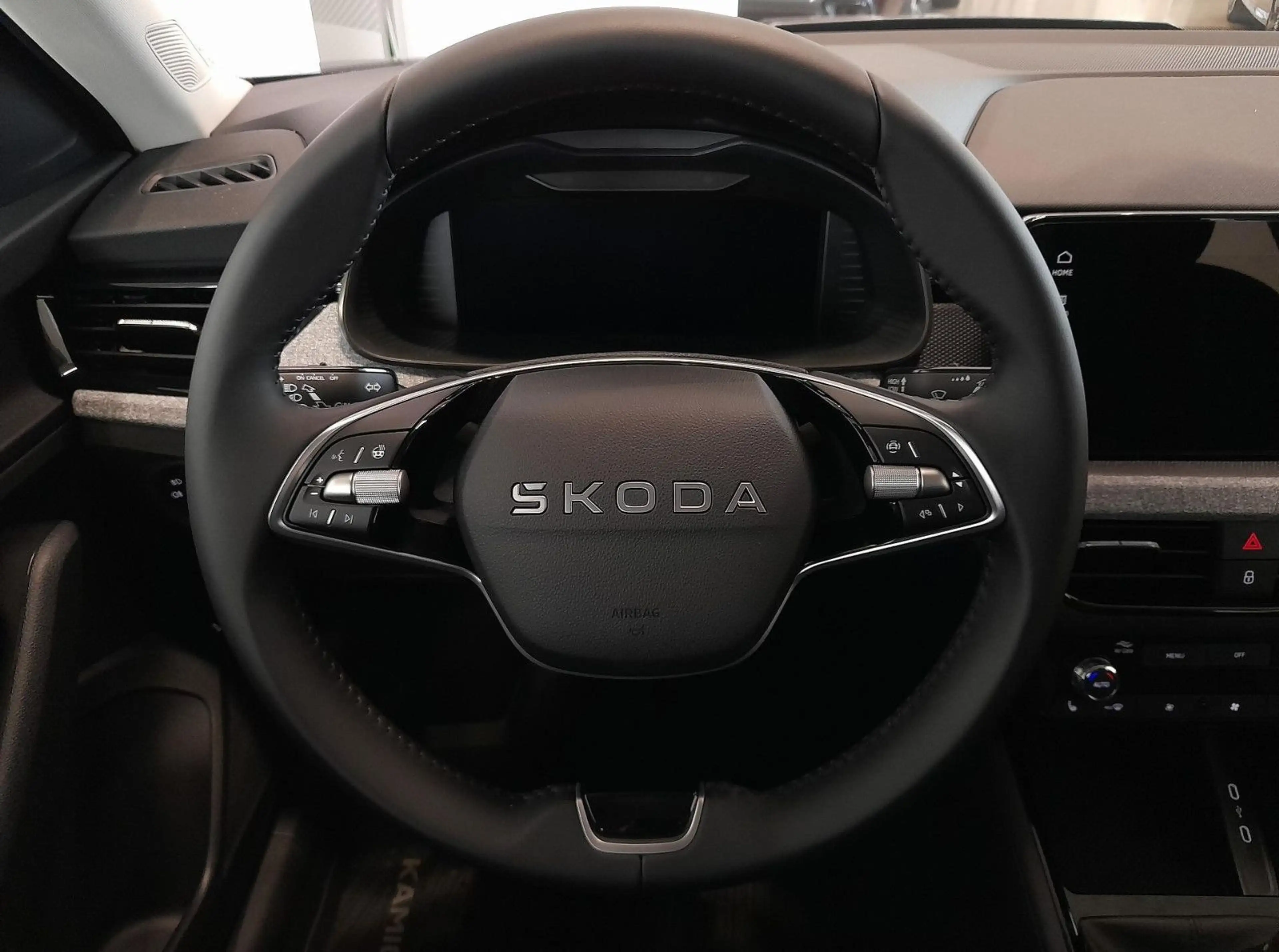 Skoda Kamiq Sel Kamera PDC v+hi Shzg Virt Ped Garant — photo 7