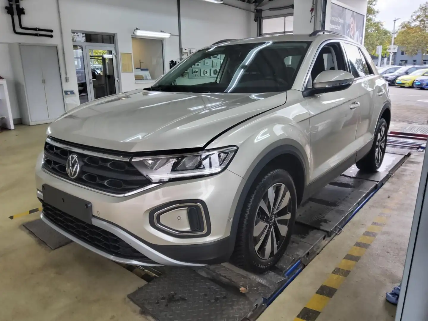 Volkswagen T-Roc 1.0 TSI Move LED Standheizung ACC CarPlay Silber - 2