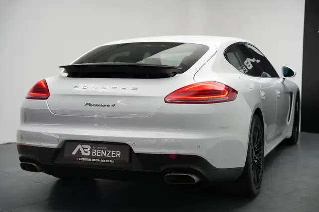 Porsche Panamera view 9