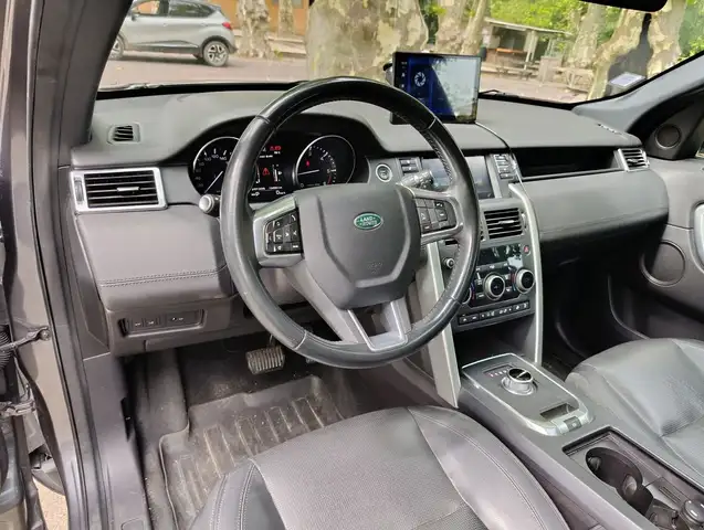 Land Rover Discovery Sport view 8