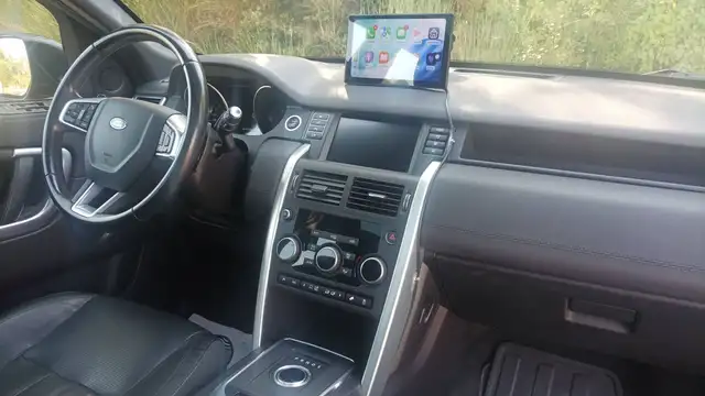 Land Rover Discovery Sport view 10