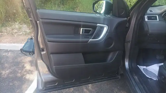 Land Rover Discovery Sport view 7