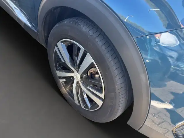 Peugeot 3008 view 3