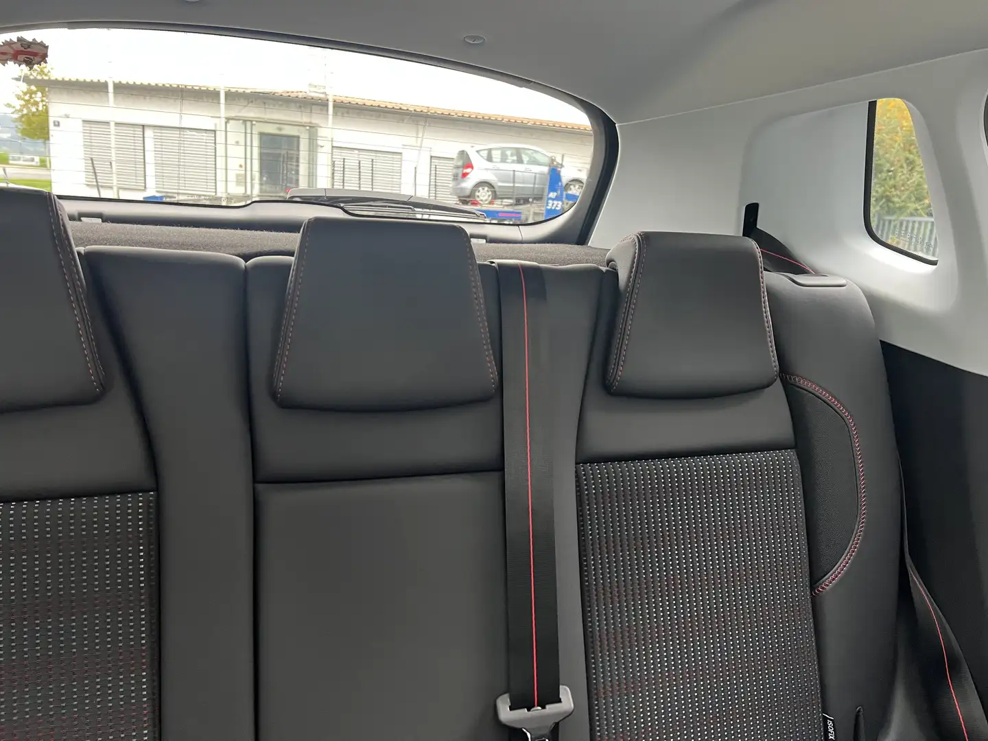 Peugeot 2008 1,6 BlueHDI 120 S&S GT Line Weiß - 2