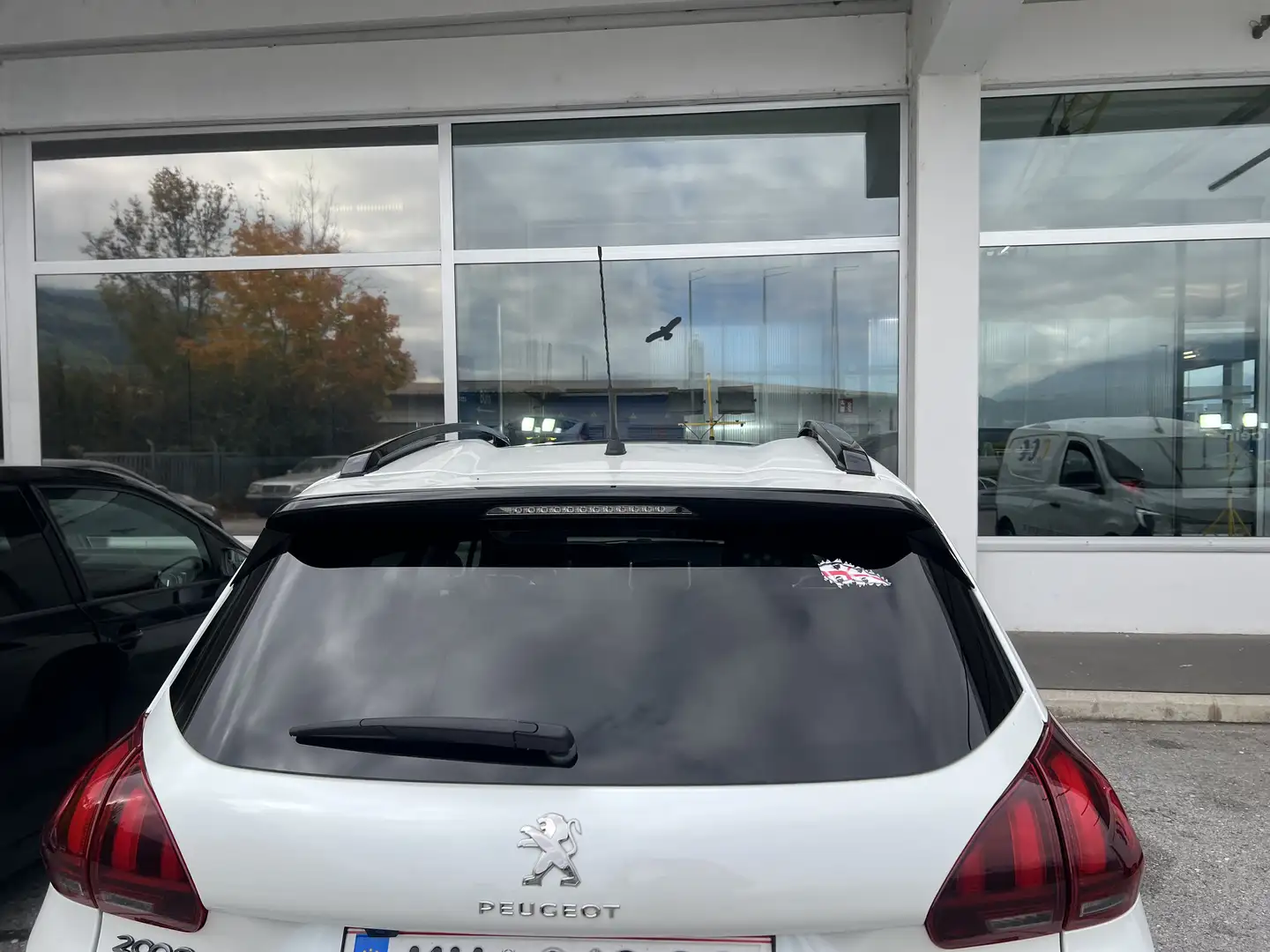 Peugeot 2008 1,6 BlueHDI 120 S&S GT Line Weiß - 1