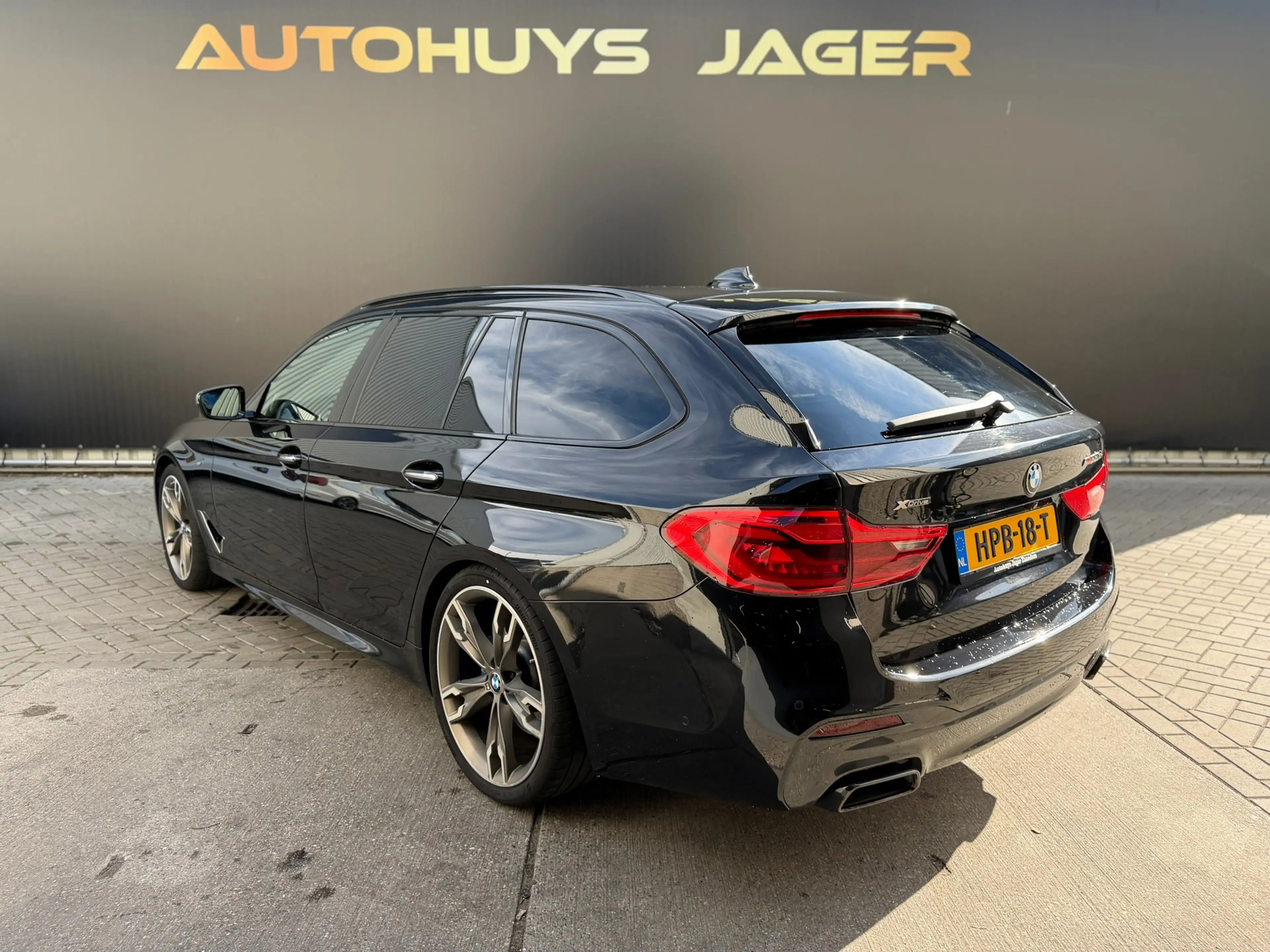 BMW M550 5-serie Touring M550d xDrive Pano Hud H&K Massage — photo 6