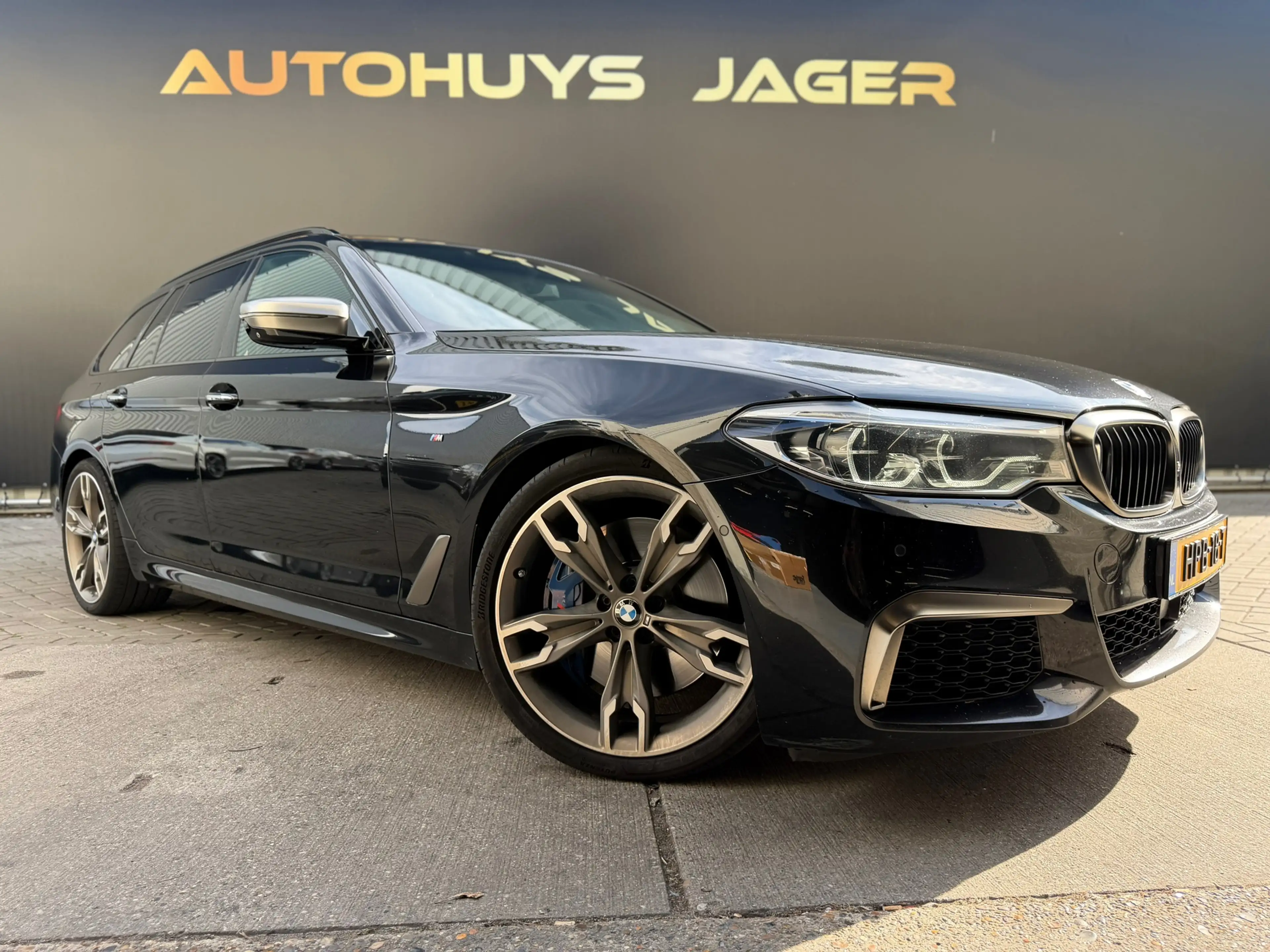 BMW M550 5-serie Touring M550d xDrive Pano Hud H&K Massage — photo 13