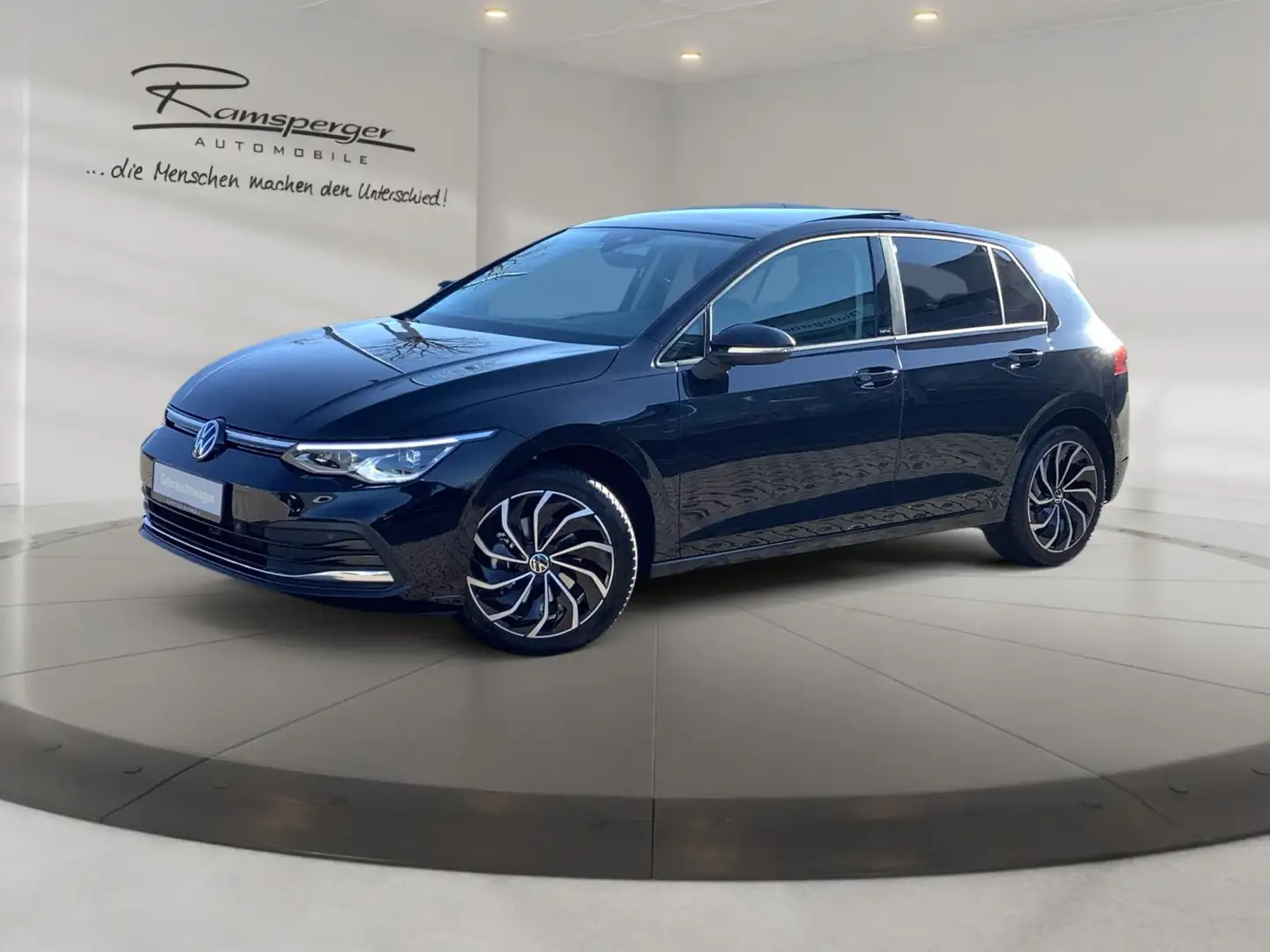 Volkswagen Golf VIII 1.5 TSI DSG MOVE ACC APP Keyless Pano Schwarz - 2