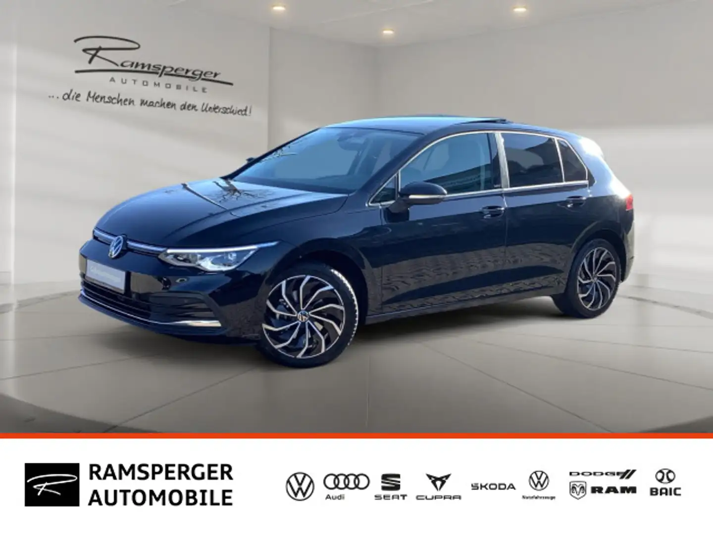 Volkswagen Golf VIII 1.5 TSI DSG MOVE ACC APP Keyless Pano Schwarz - 1