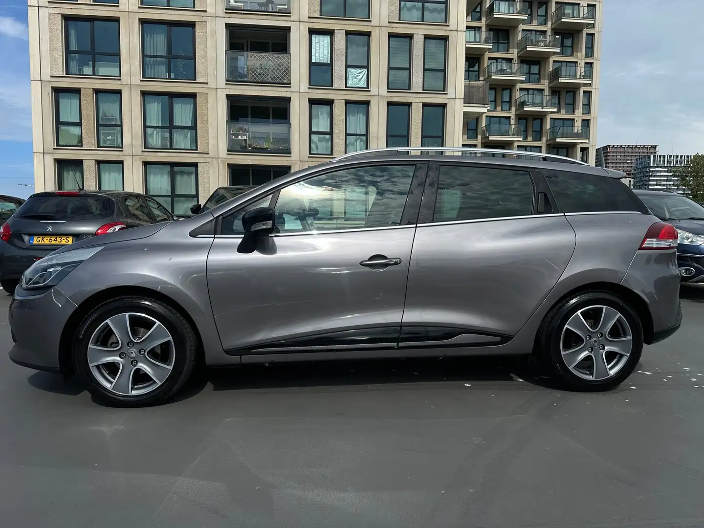 Renault Clio Estate 0.9 TCe Night&Day 7500km NAP 1e Eigenaar De Gris - 2