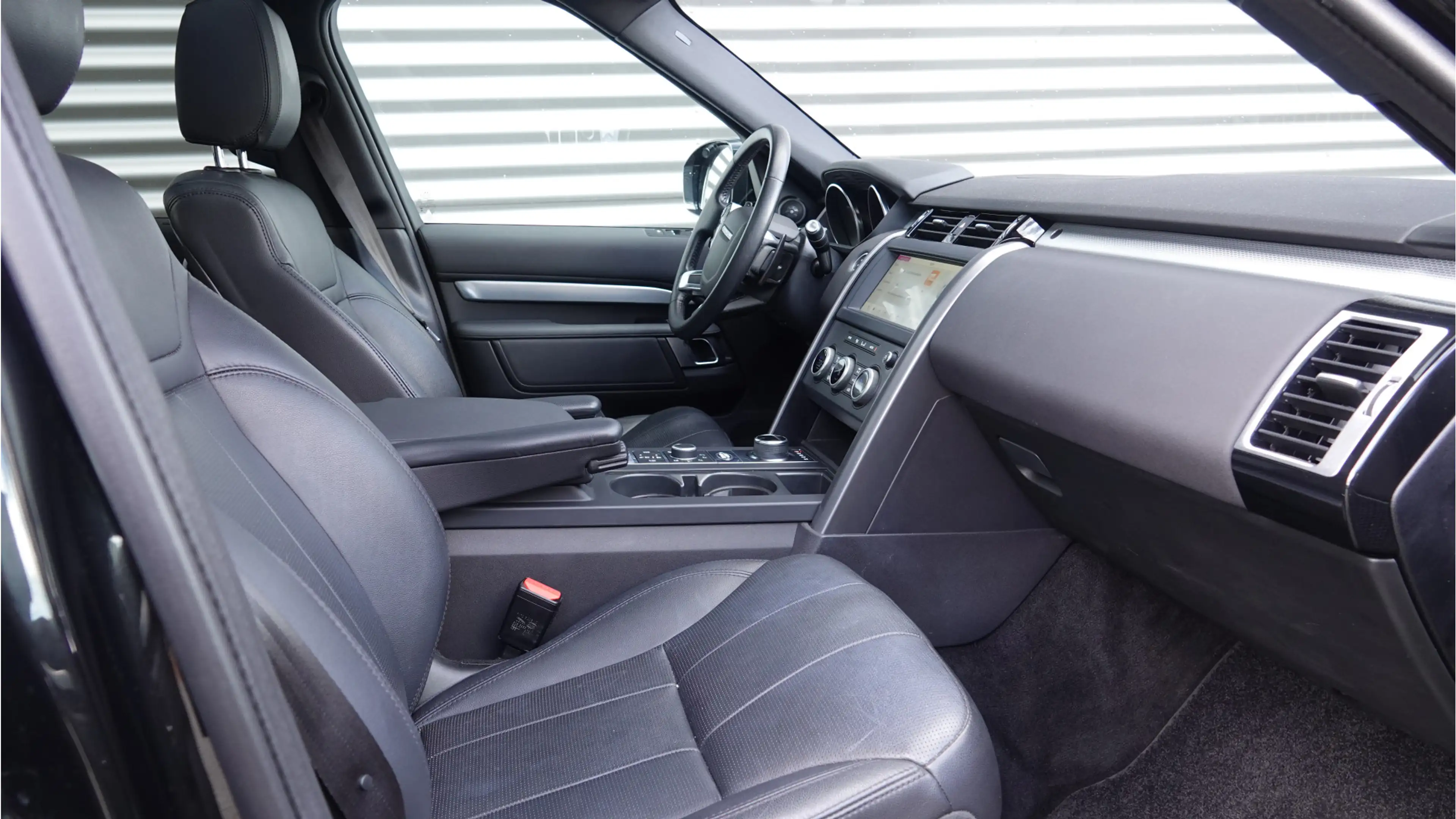 Land Rover Discovery 3.0 Sd6 Landmark Edition 7p. Black Optik | Panoram — photo 9