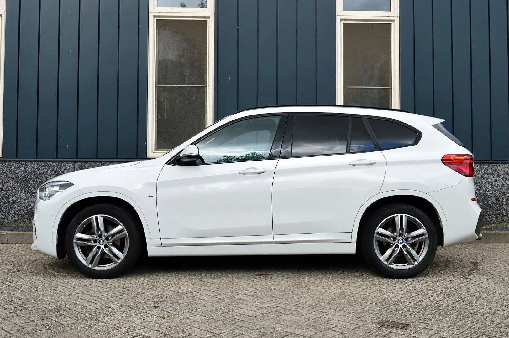 BMW X1 sDrive18i M-Sport Rijklaarprijs-Garantie Navigatie Wit - 2