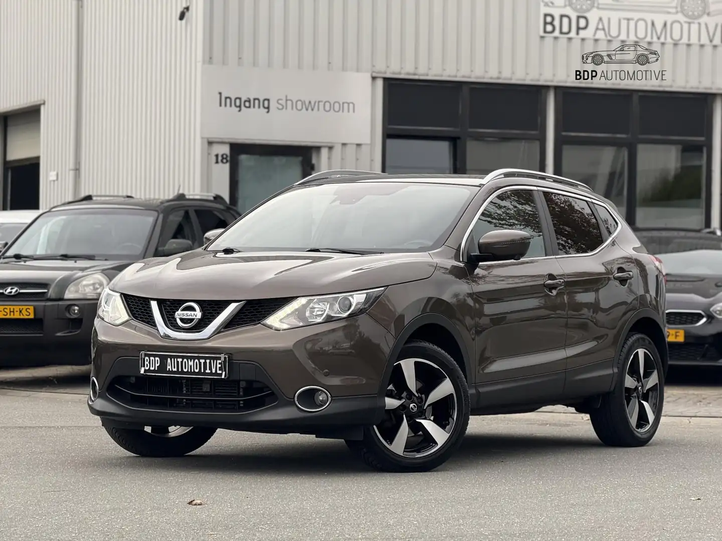Nissan Qashqai 1.2 N-Vision AUTOMAAT/PANO/LEER/360 CAMERA/NL AUTO Bruin - 1