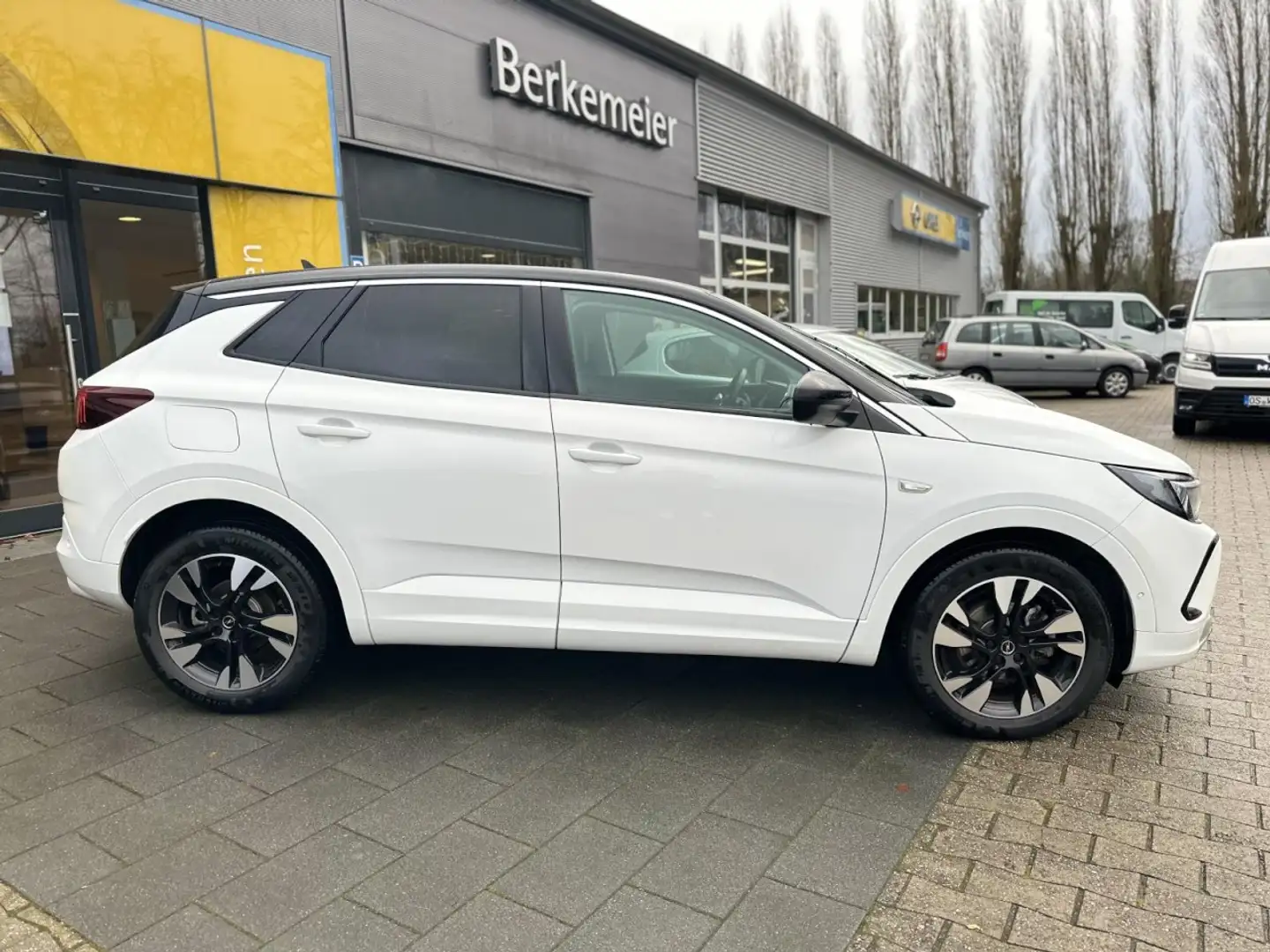 Opel Grandland 1.2 AT Elegance **AHK/Ultimate-Paket** Bílá - 2
