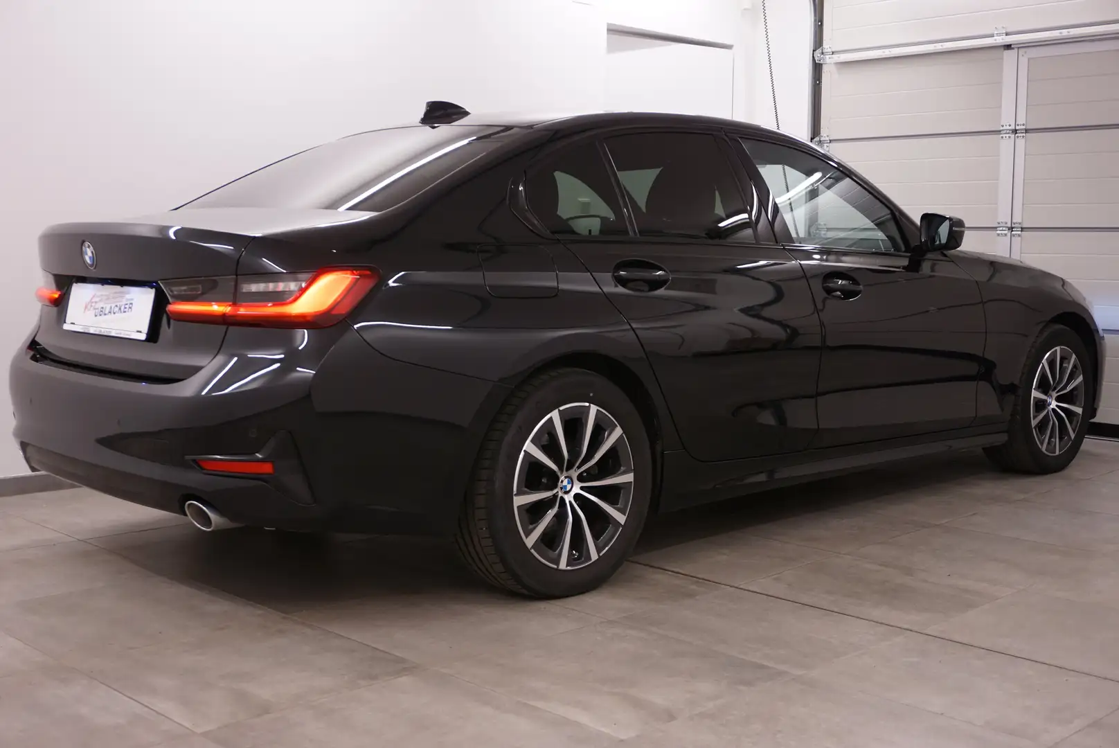 BMW 318 d Sport Line // shadow line // Schwarz - 2