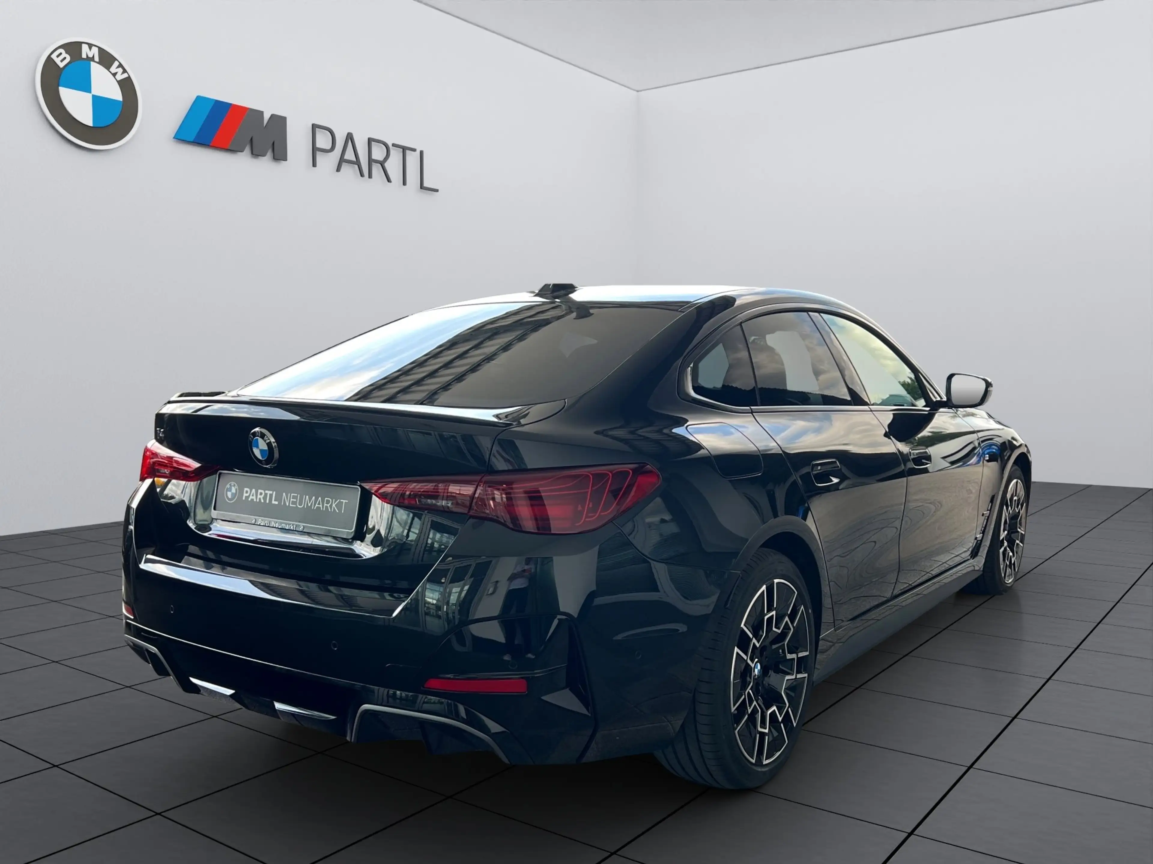 BMW i4 xDrive40 M Sportpaket Pro adapLED AHK HUD ACC — photo 4