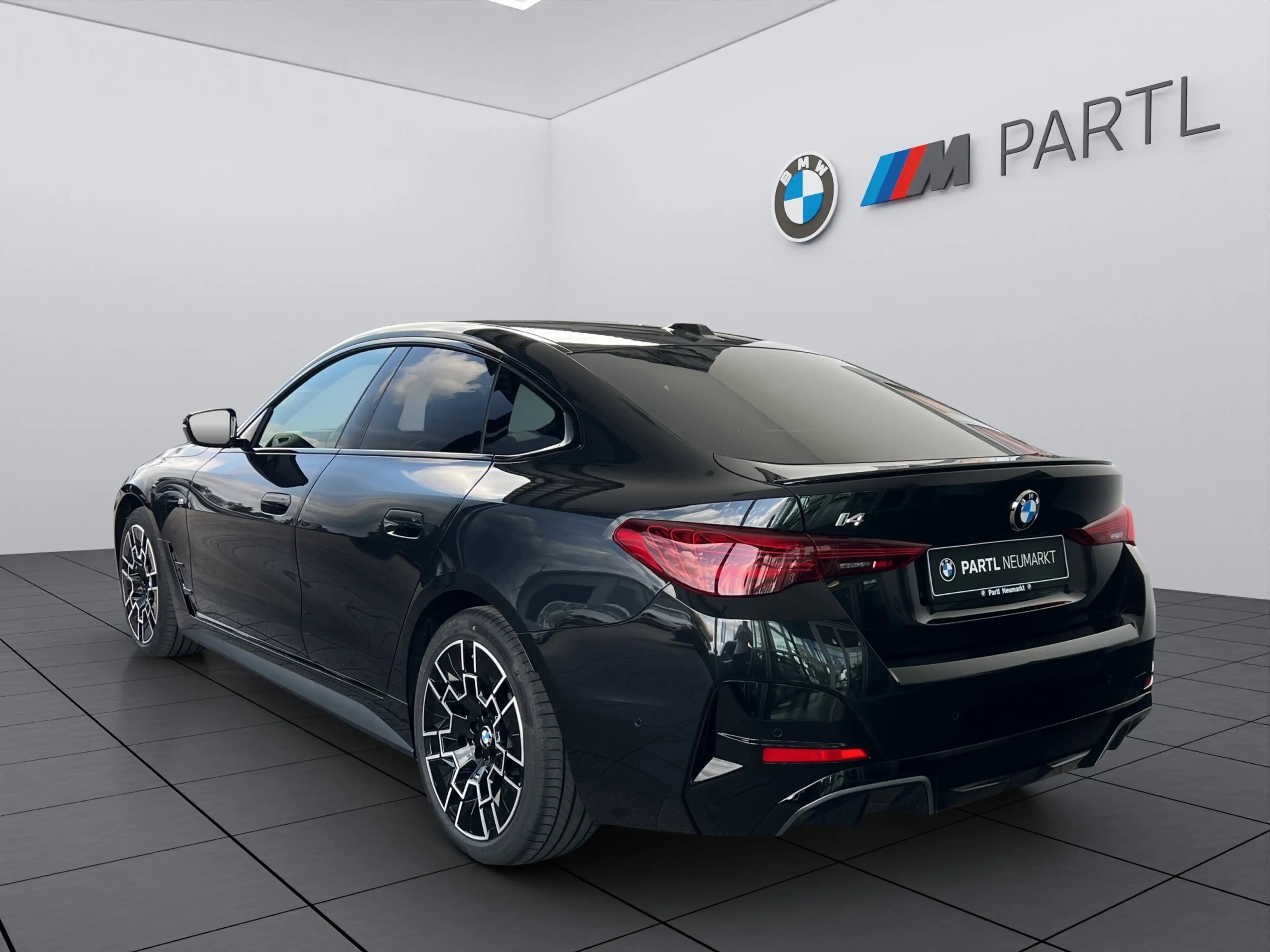 BMW i4 xDrive40 M Sportpaket Pro adapLED AHK HUD ACC — photo 3