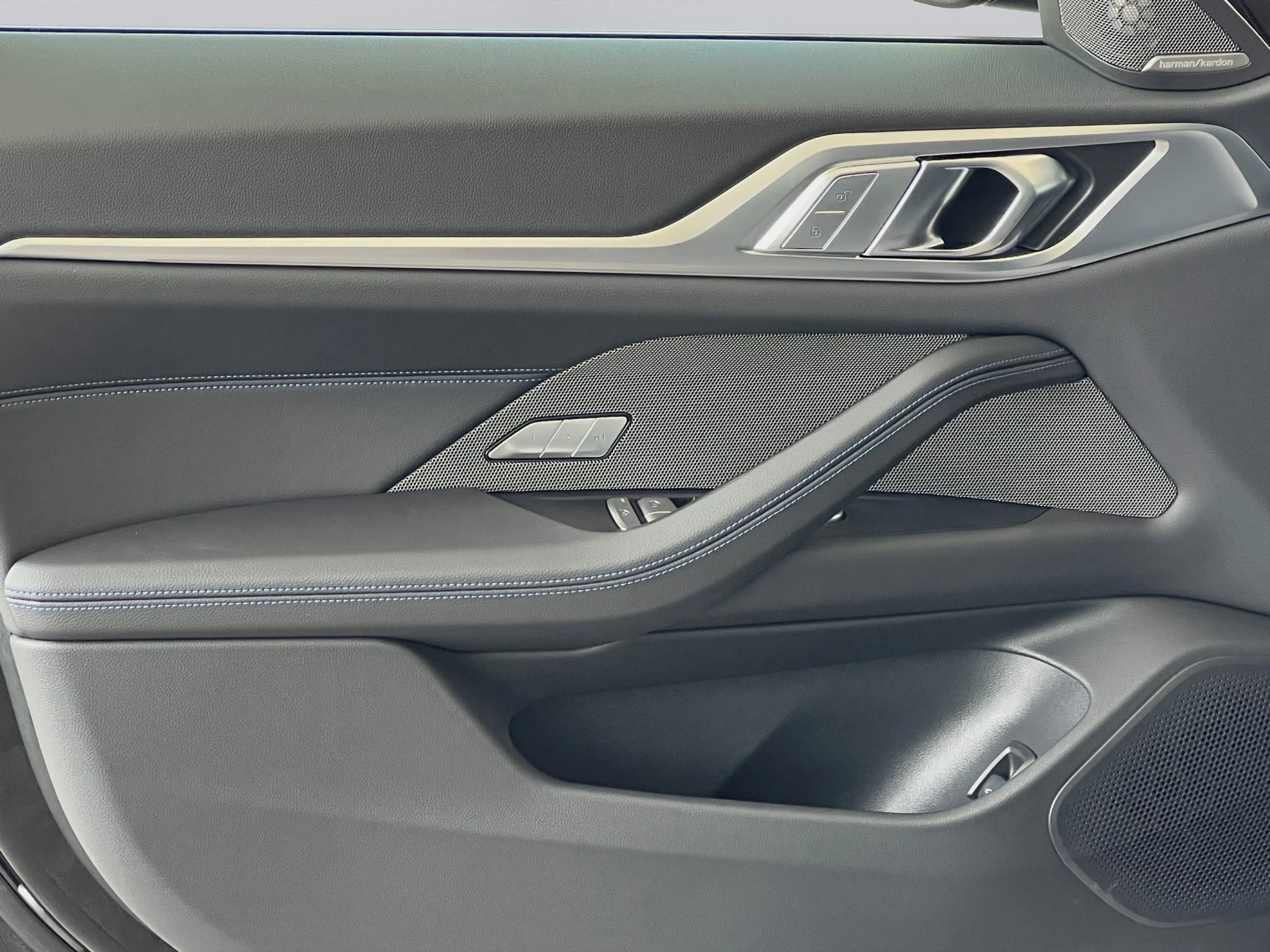 BMW i4 xDrive40 M Sportpaket Pro adapLED AHK HUD ACC — photo 14
