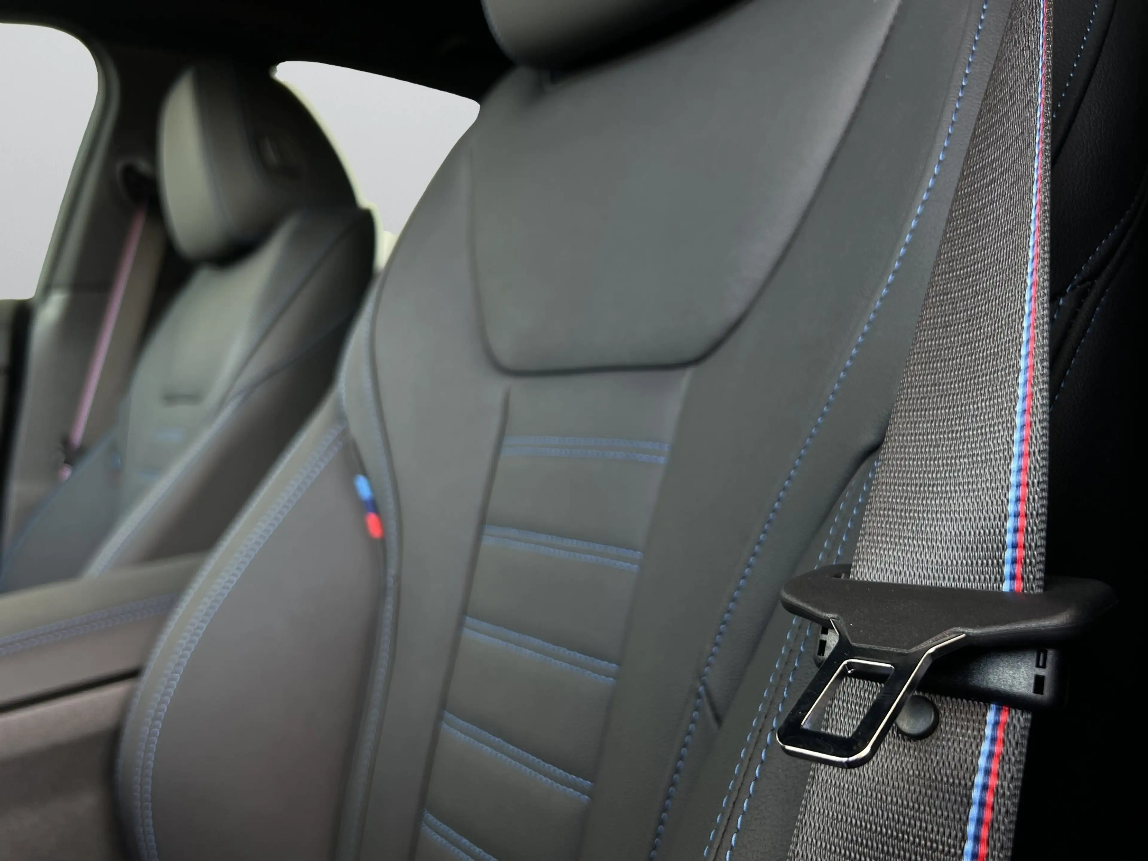 BMW i4 xDrive40 M Sportpaket Pro adapLED AHK HUD ACC — photo 15