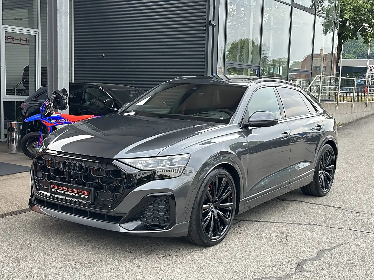 Audi Q8 50 TDI Quattro S-Line Aut. !!!MEGAVOLL!!! Grau - 1