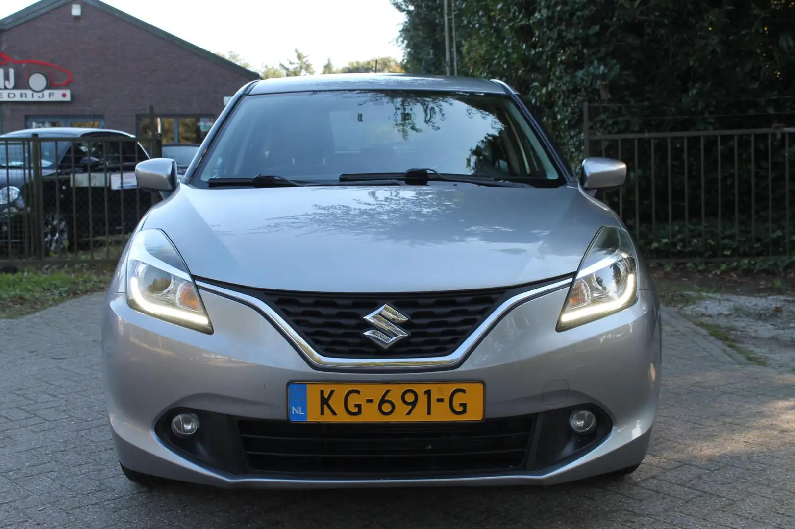 Suzuki Baleno 1.2 Exclusive Grijs - 2