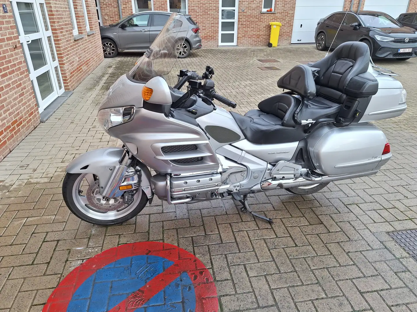 Honda GL 1800 Dispose d'un amortisseur central ARAGONA Ezüst - 2