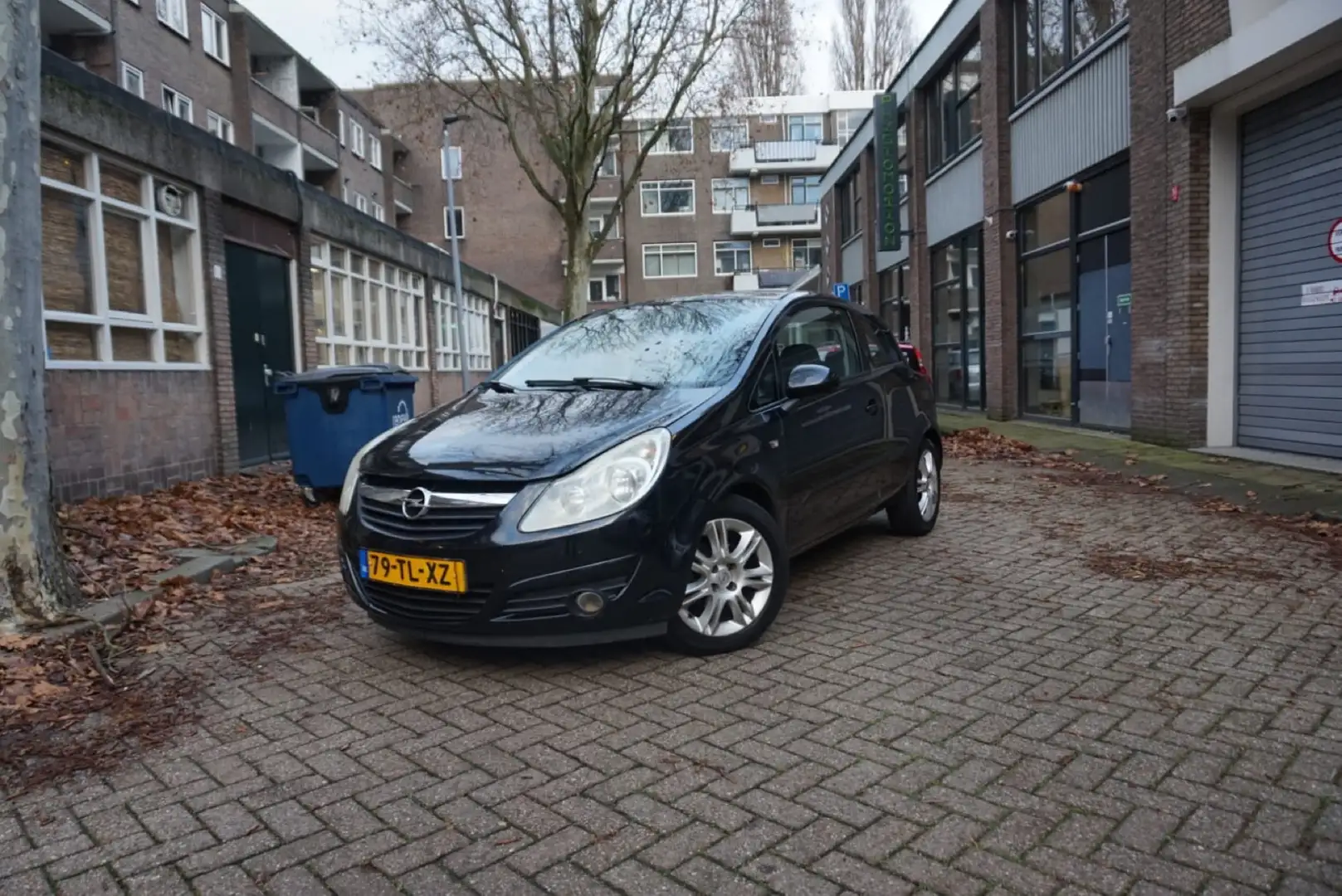 Opel Corsa 1.2-16V Enjoy Zwart - 1