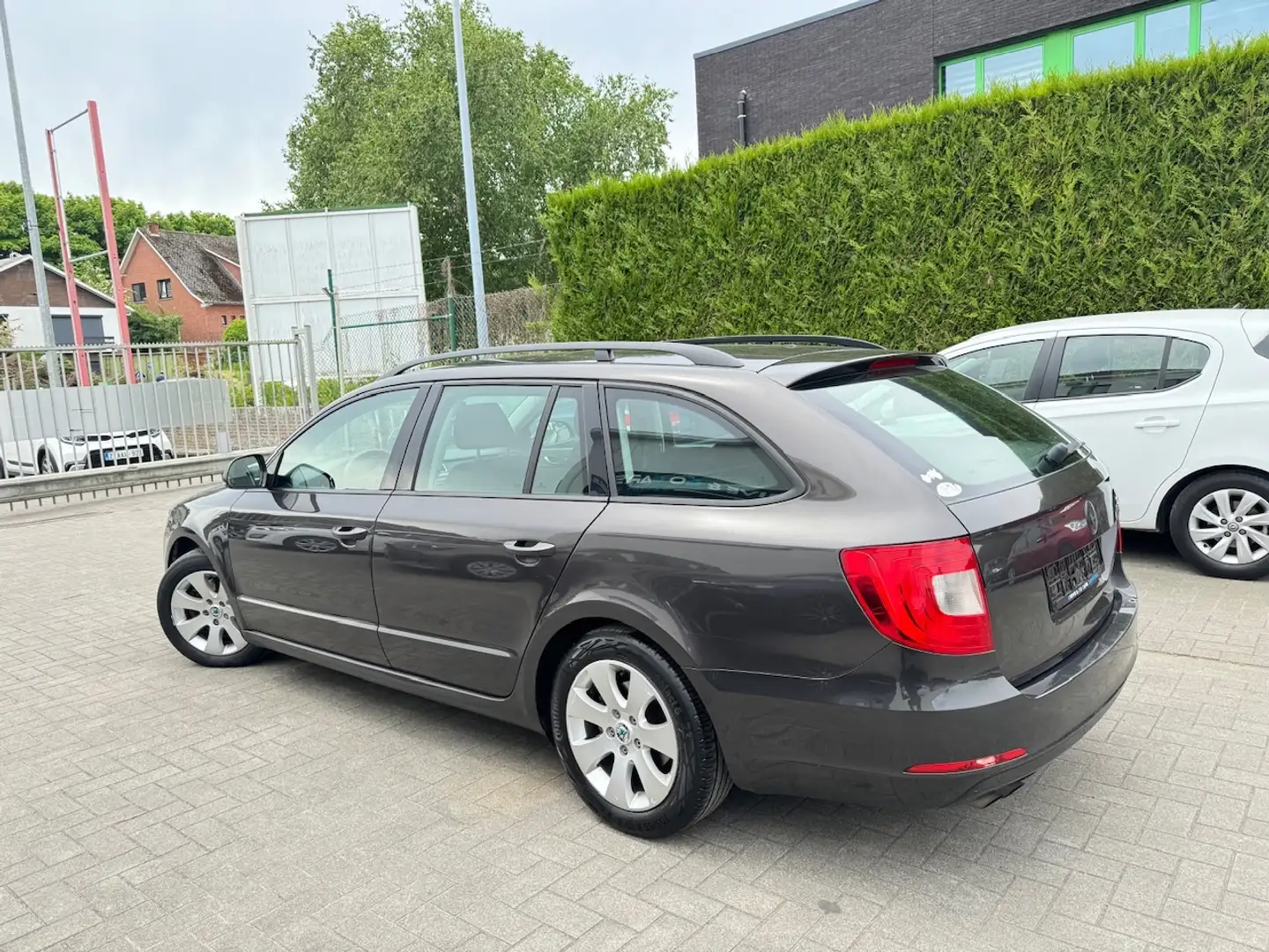 Skoda Superb SW 1.6 CR TDi - 105PK - EURO 5 - Aluminum velgen Zwart - 2