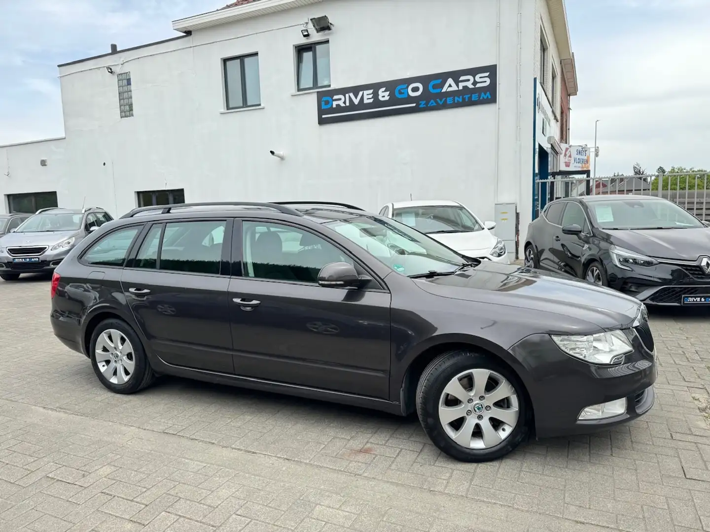 Skoda Superb SW 1.6 CR TDi - 105PK - EURO 5 - Aluminum velgen Zwart - 1