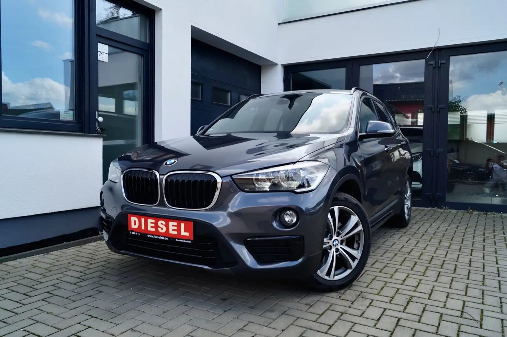 BMW X1 sDrive 18d Sport Line-2.HAND-TÜV+SERVICE NEU- Grau - 1