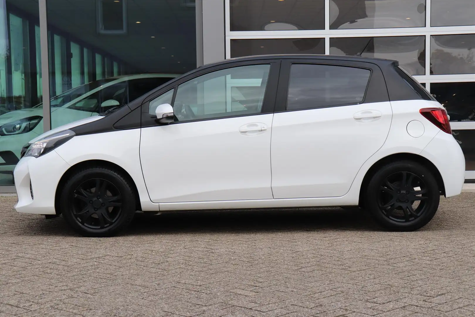 Toyota Yaris 1.0 VVT-I 5-DRS Aspiration Bi-Tone Wit - 2