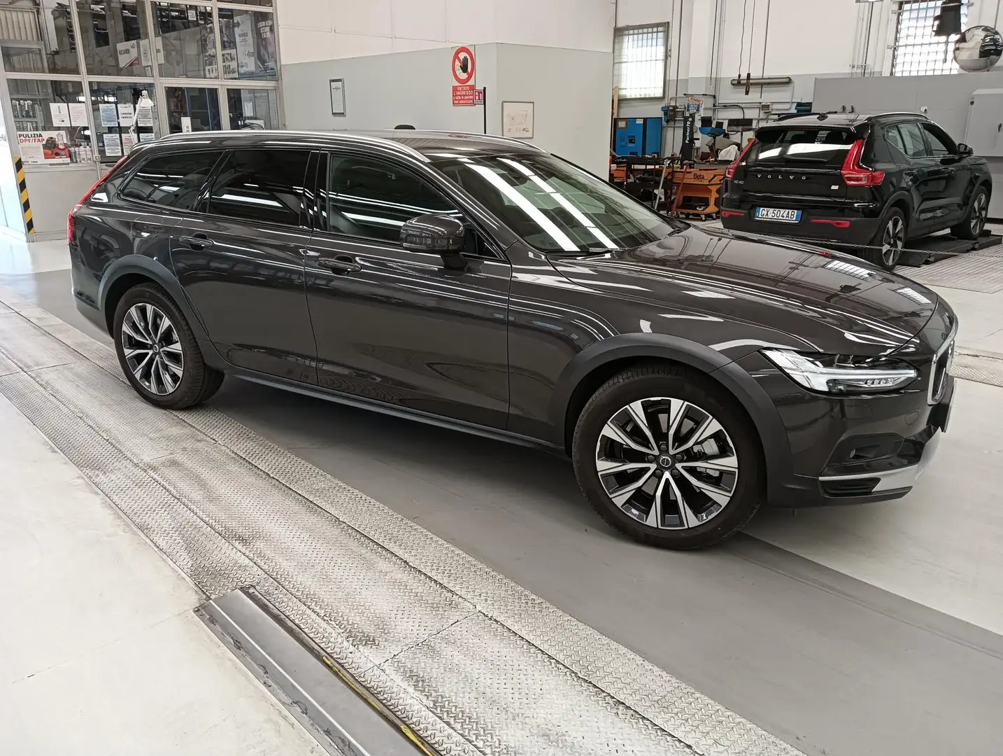 Volvo V90 Cross Country 2.0 b4 Plus awd auto Grigio - 1