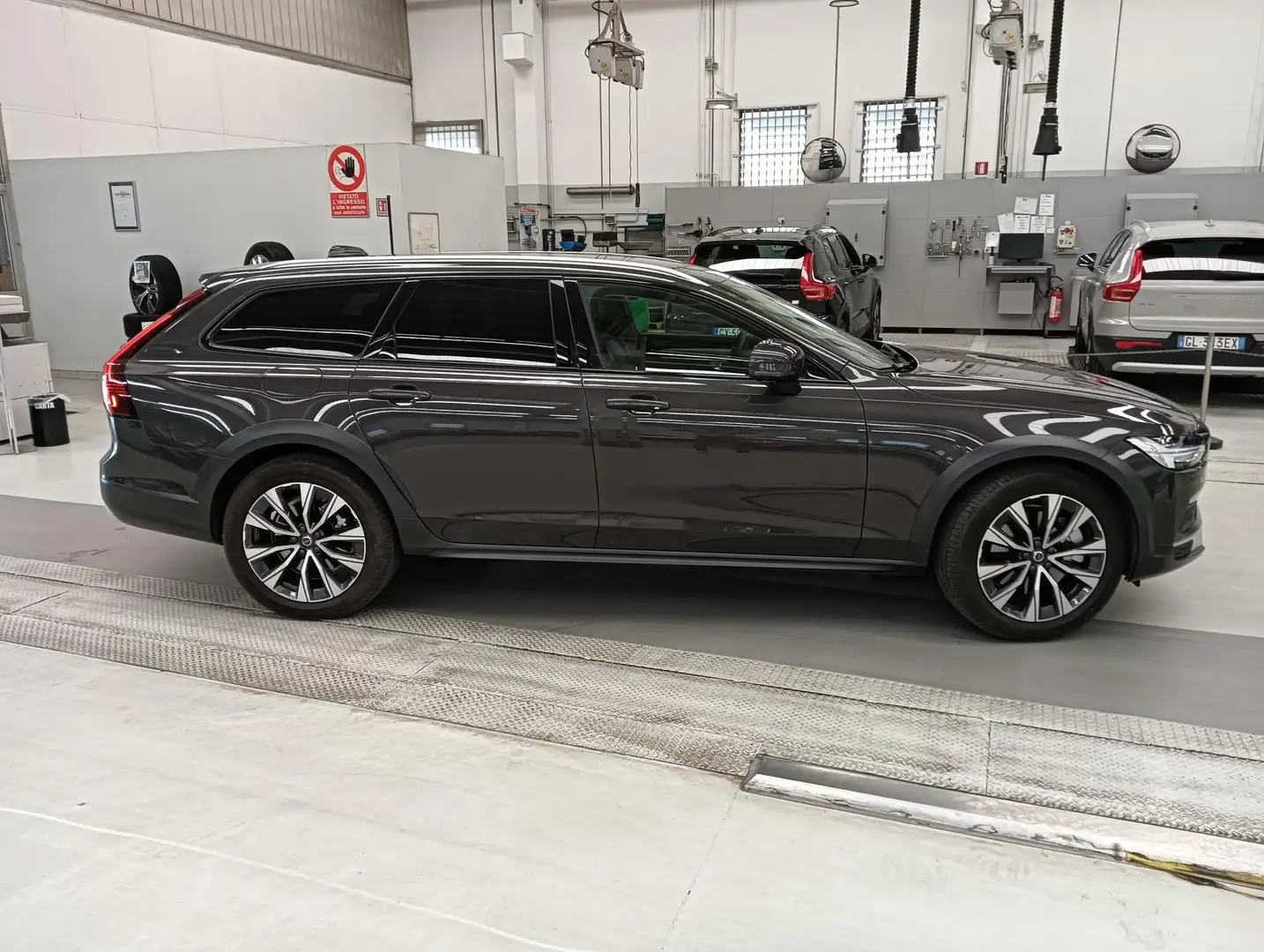 Volvo V90 Cross Country 2.0 b4 Plus awd auto Grigio - 2