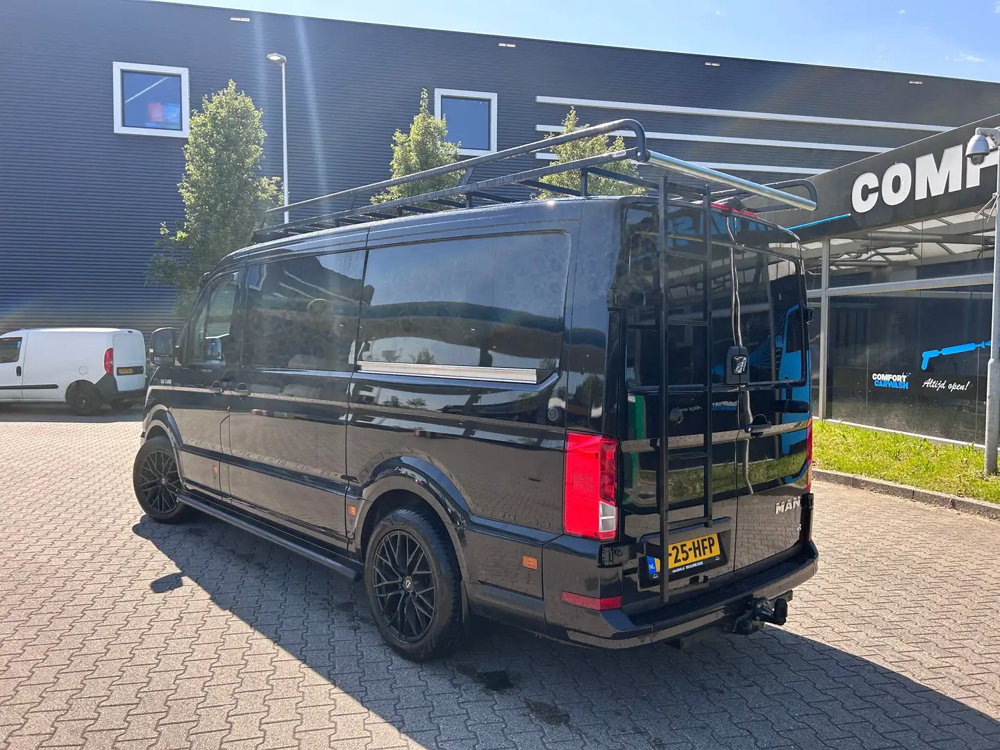 MAN TGE Zwart - 2