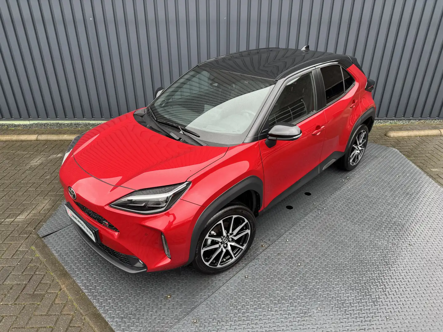 Toyota Yaris Cross 1.5 Hybrid GR Sport / Bi tone | JBL | Head-up | Em Rood - 2