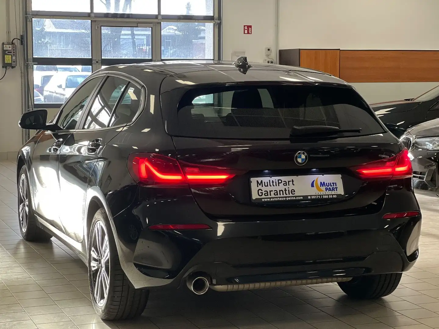 BMW 118 i Advantage Aut/Navi/Panorama/LED/Hi-Fi Noir - 2