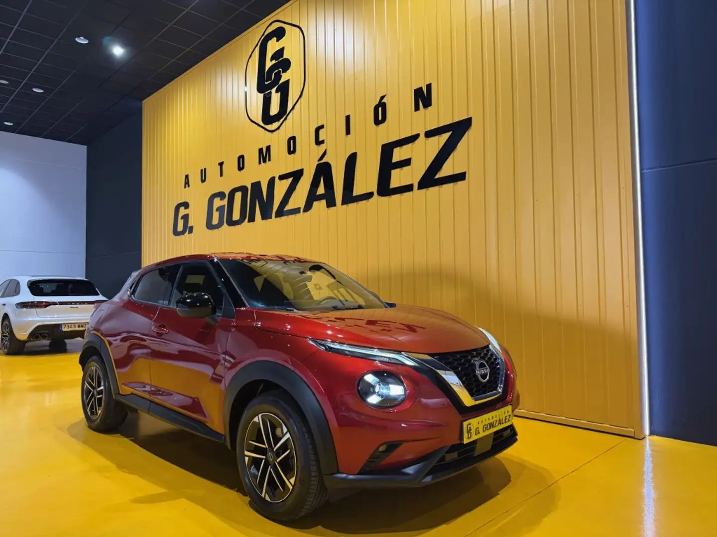 Nissan Juke 1.0 DIG-T N-Connecta 4x2 114 Rouge - 1
