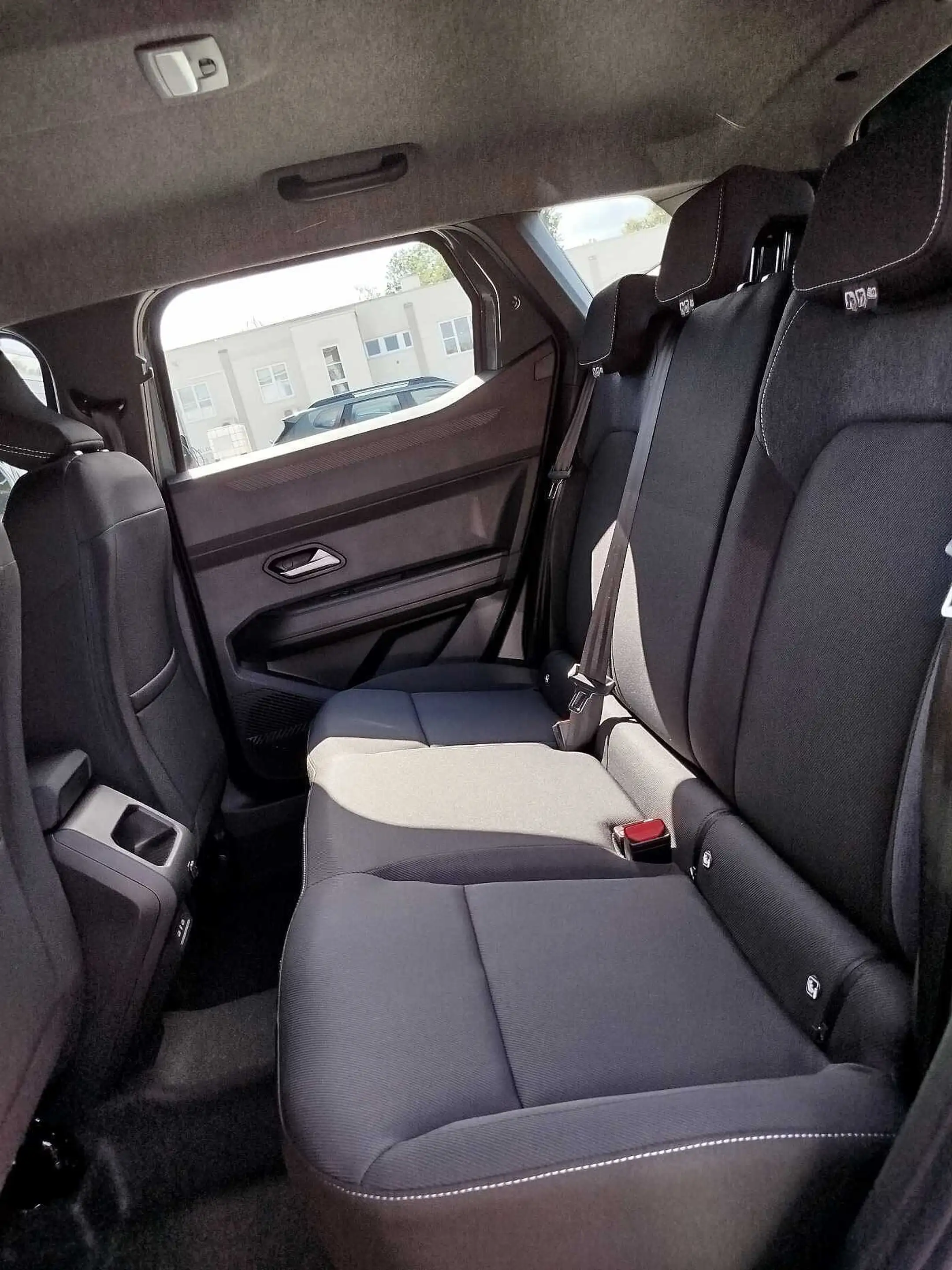 Dacia Duster Expression hybrid-G 150 4x4 *Winterpaket* — photo 11