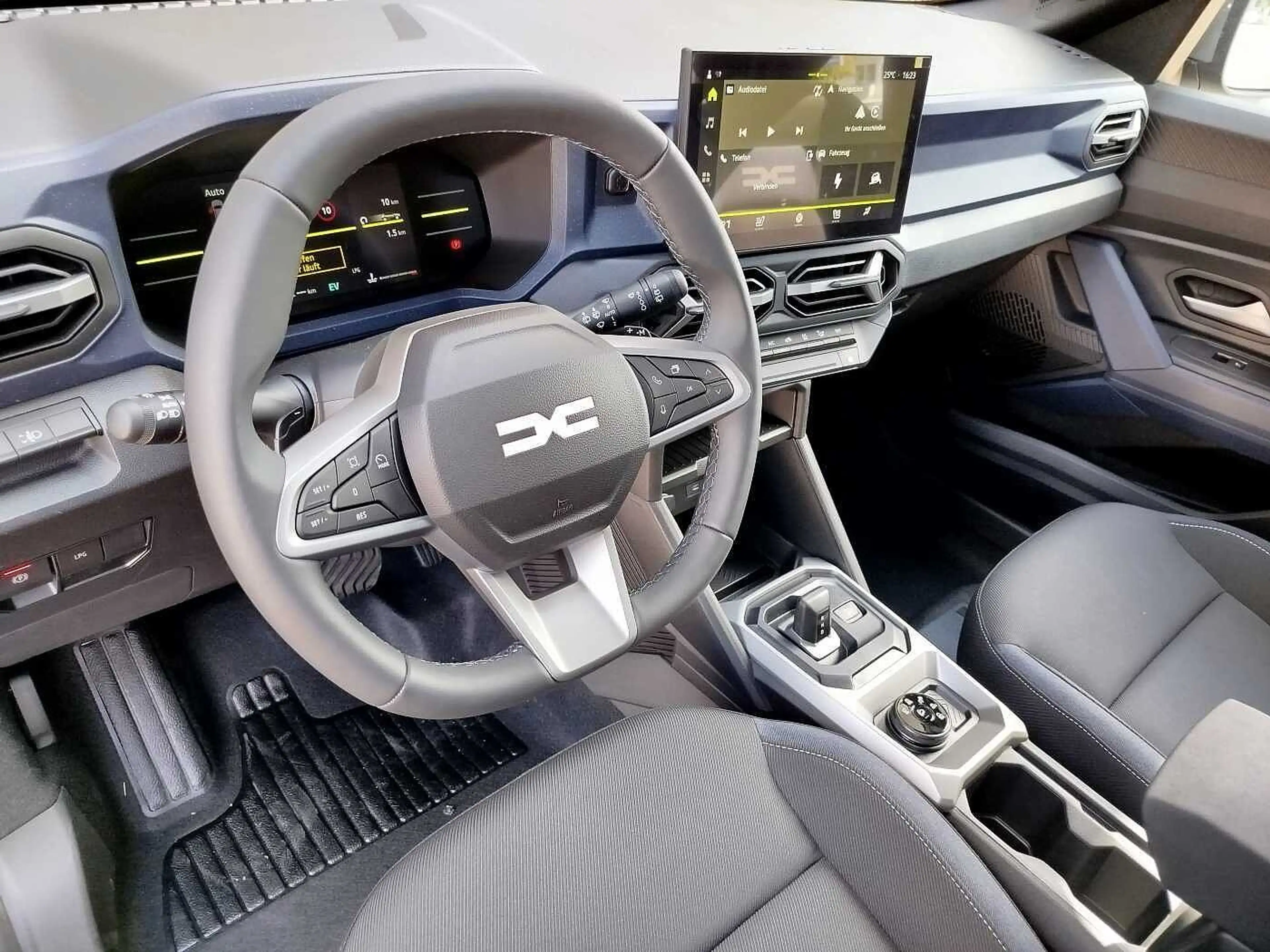 Dacia Duster Expression hybrid-G 150 4x4 *Winterpaket* — photo 8