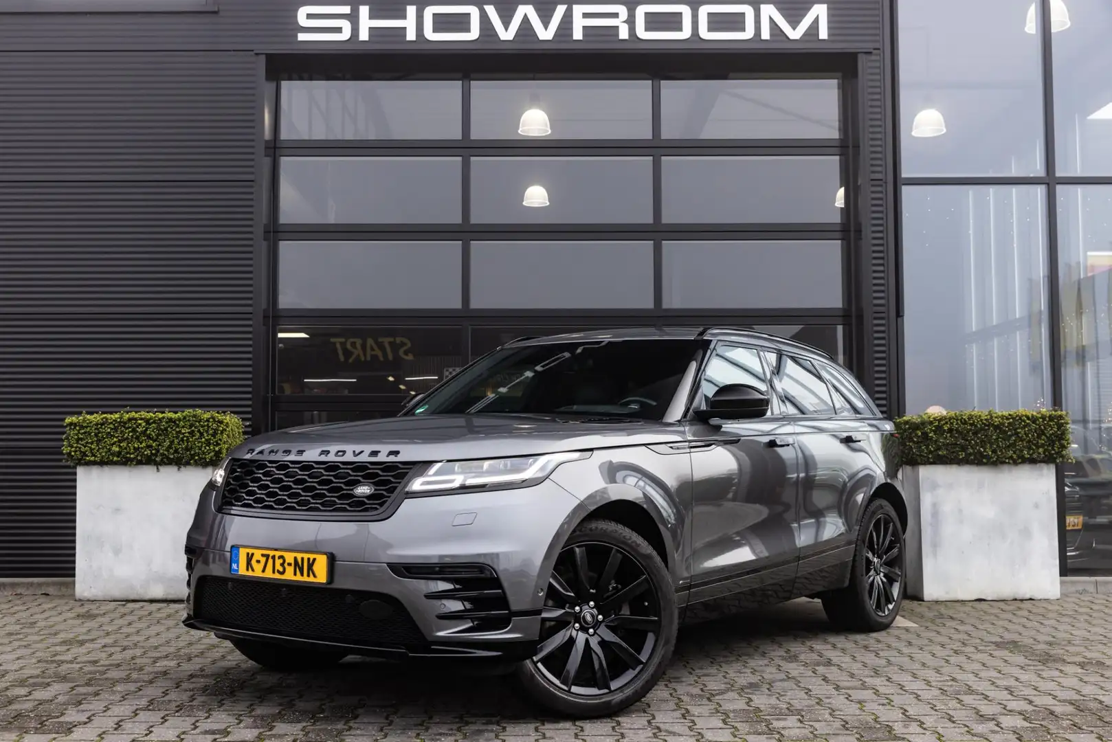 Land Rover Range Rover Velar 2.0 P300 Turbo AWD R-Dynamic HSE, 301 PK, Camera, Grijs - 2