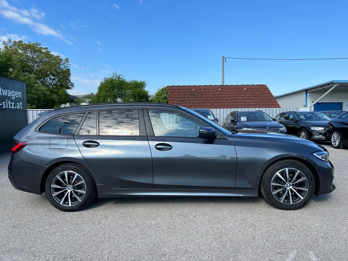 BMW 318 3er-Reihe Kombi 48 V Touring Aut. | PANO Grau - 2