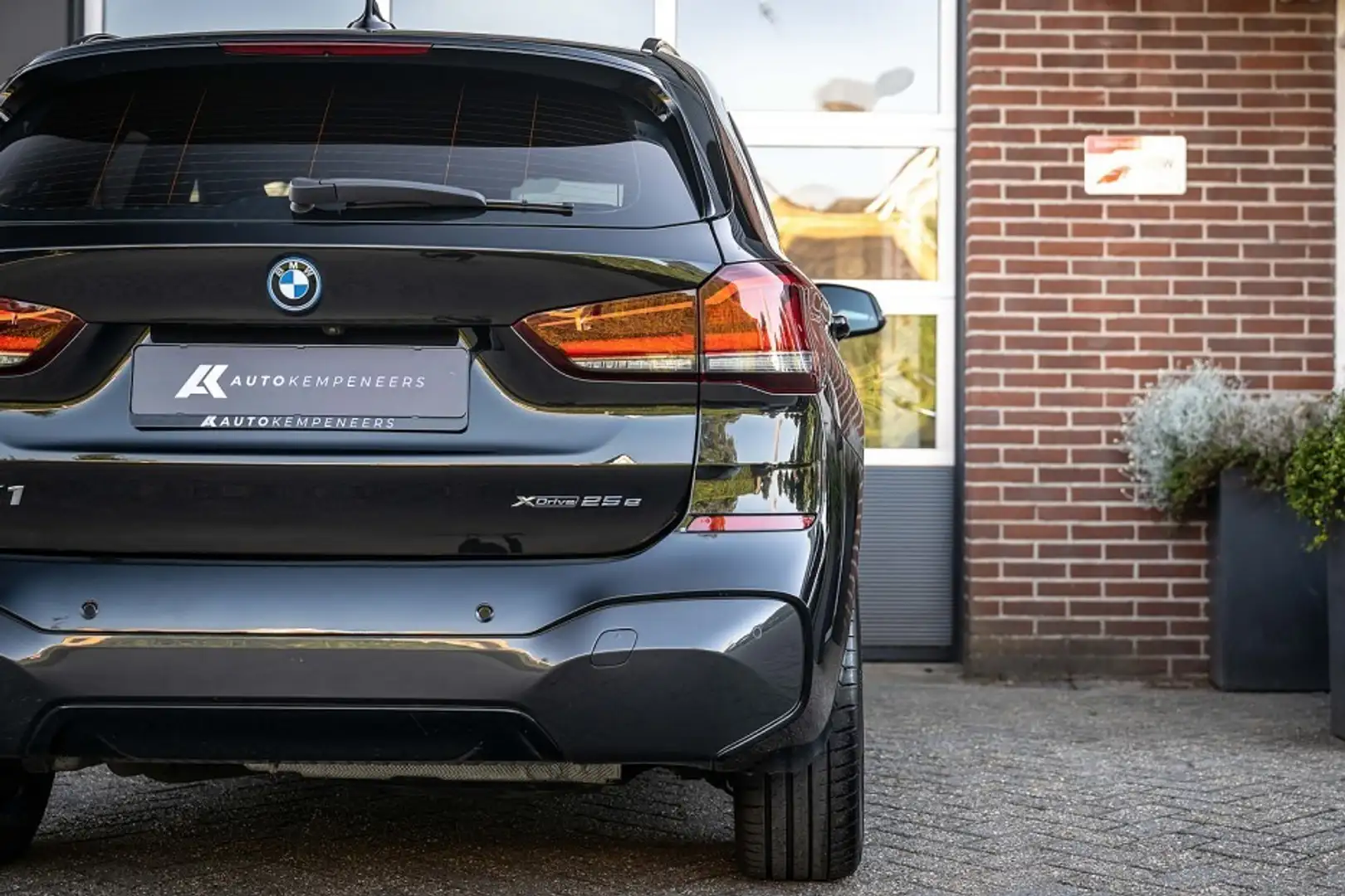 BMW X1 25e xDrive M Sport | Shadow | Camera | Head-up | S Zwart - 2