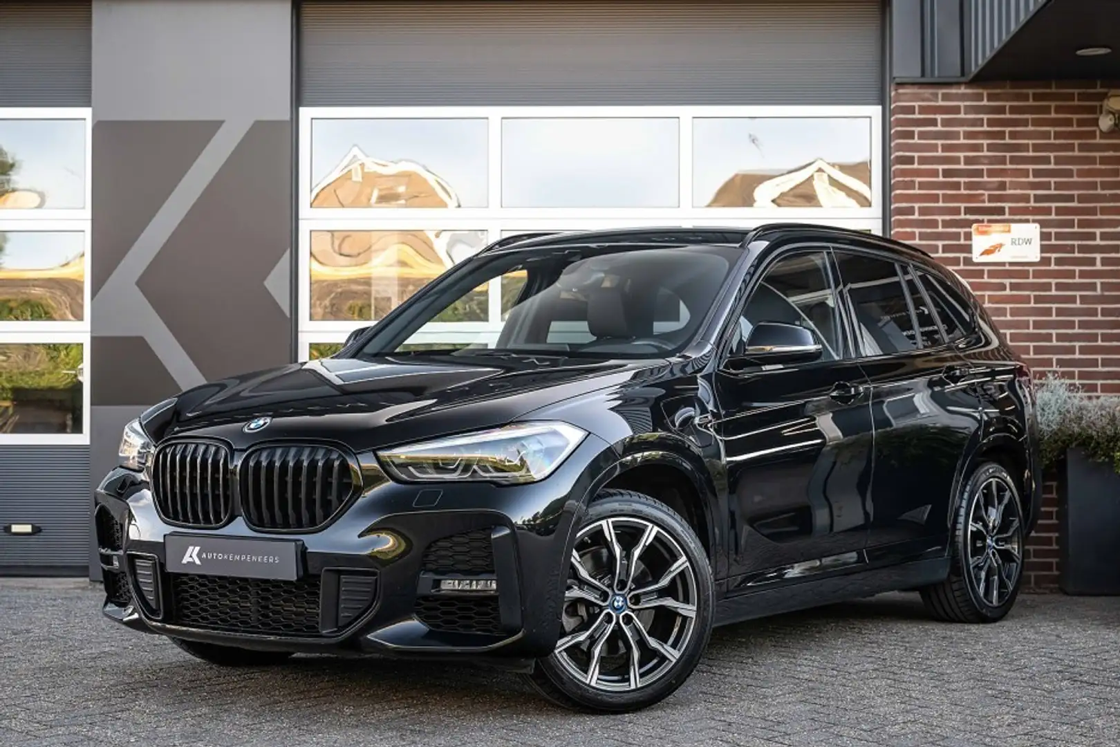 BMW X1 25e xDrive M Sport | Shadow | Camera | Head-up | S Zwart - 1